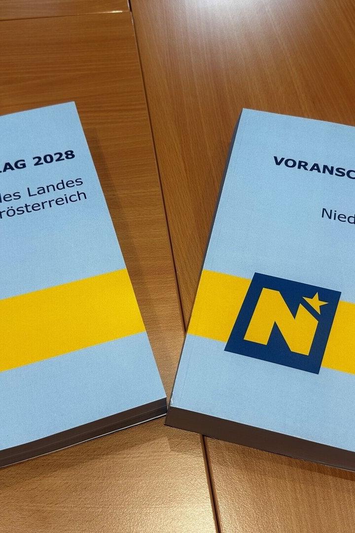 Zwei Broschüren „Voranschlag 2027/2028 des Landes Niederösterreich“ liegen auf einem Holztisch.
