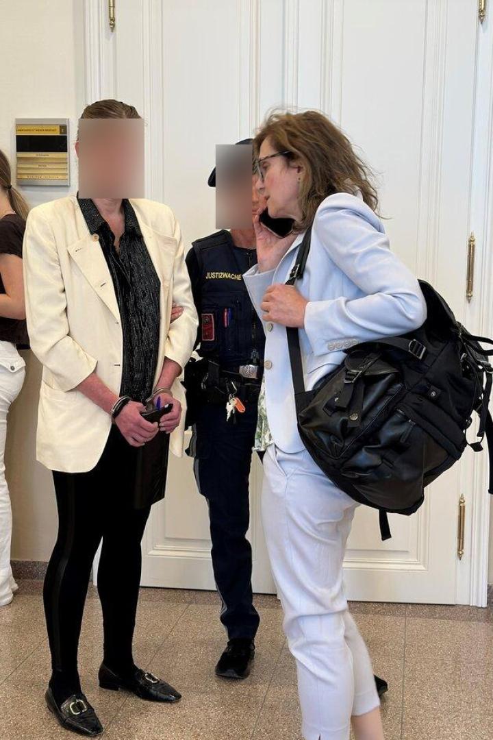Zwei Frauen stehen nebeneinander im Gespräch