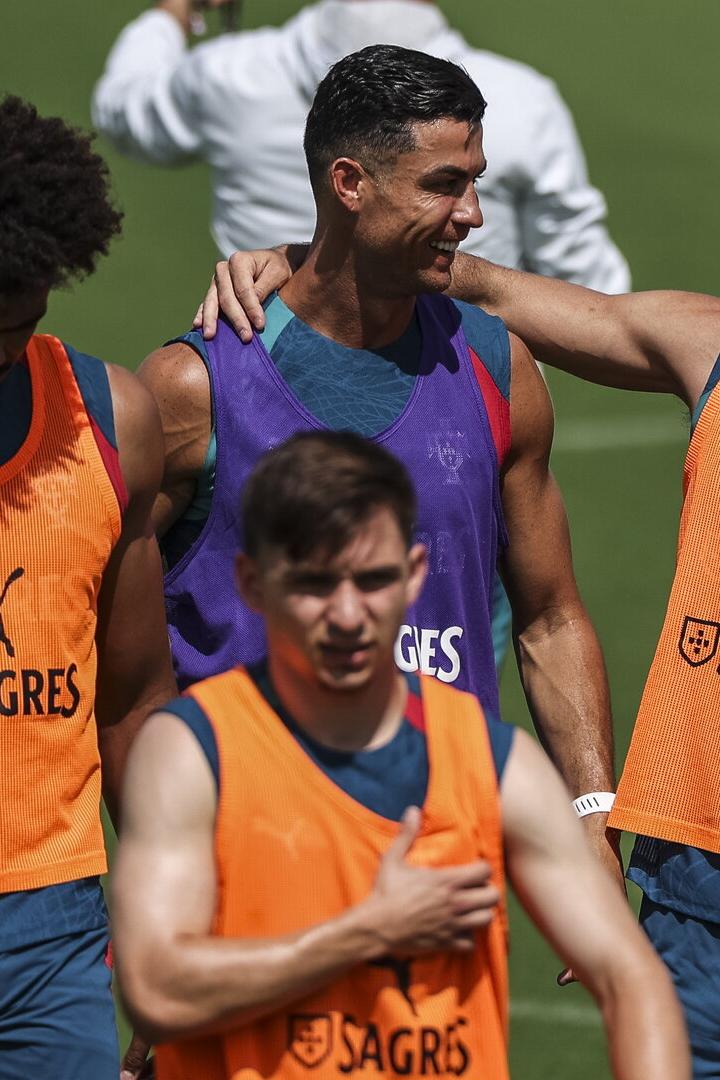 Gut drauf: Cristiano Ronaldo mit seinen Teamkollegen