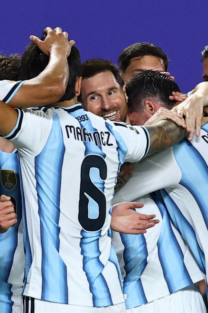 Messi (Mitte) wird bejubelt.
