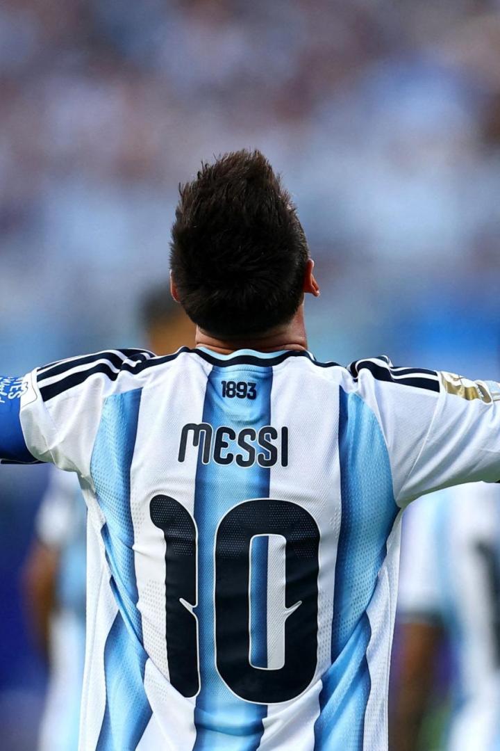 Messi im Argentinien-Trikot von hinten, beide Mittelfinger erhoben.