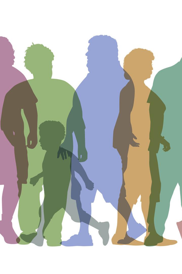 Mehrere farbige Silhouetten von Erwachsenen und Kindern stehen und gehen vor weißem Hintergrund.