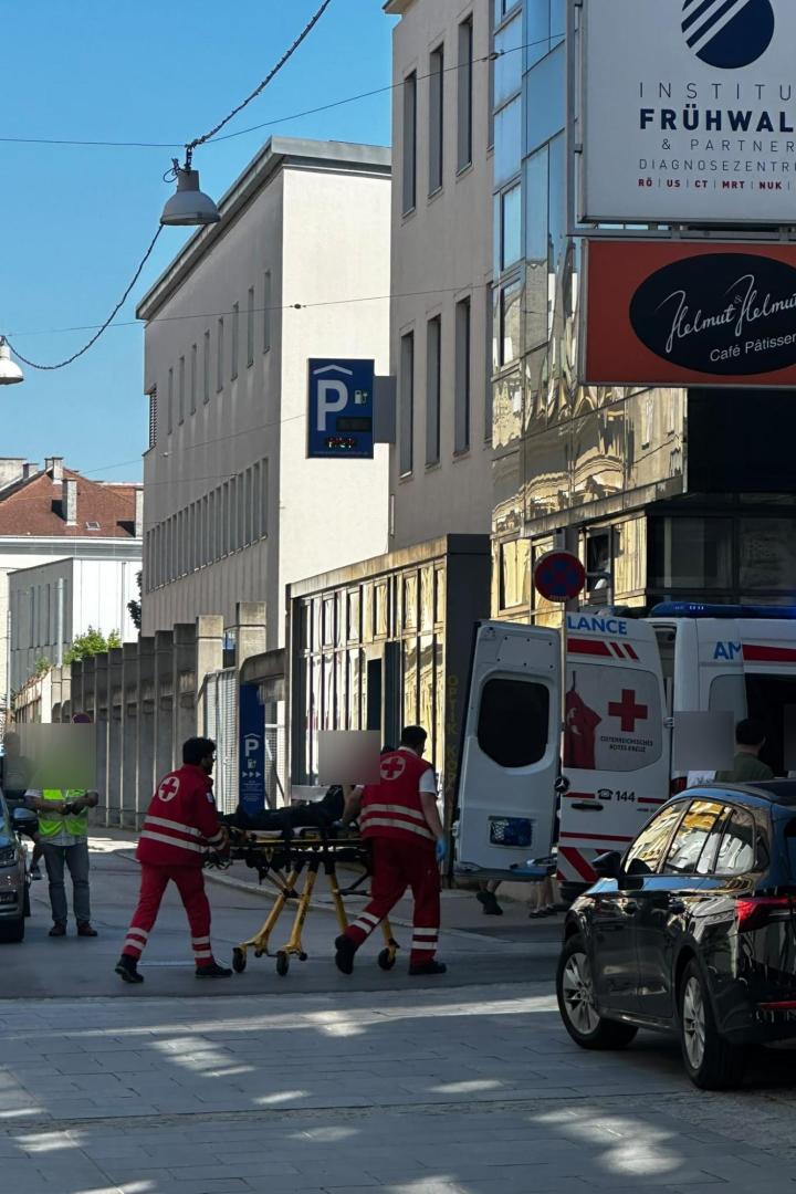 Rettungskräfte verladen den Verletzten ins Rettungsauto.