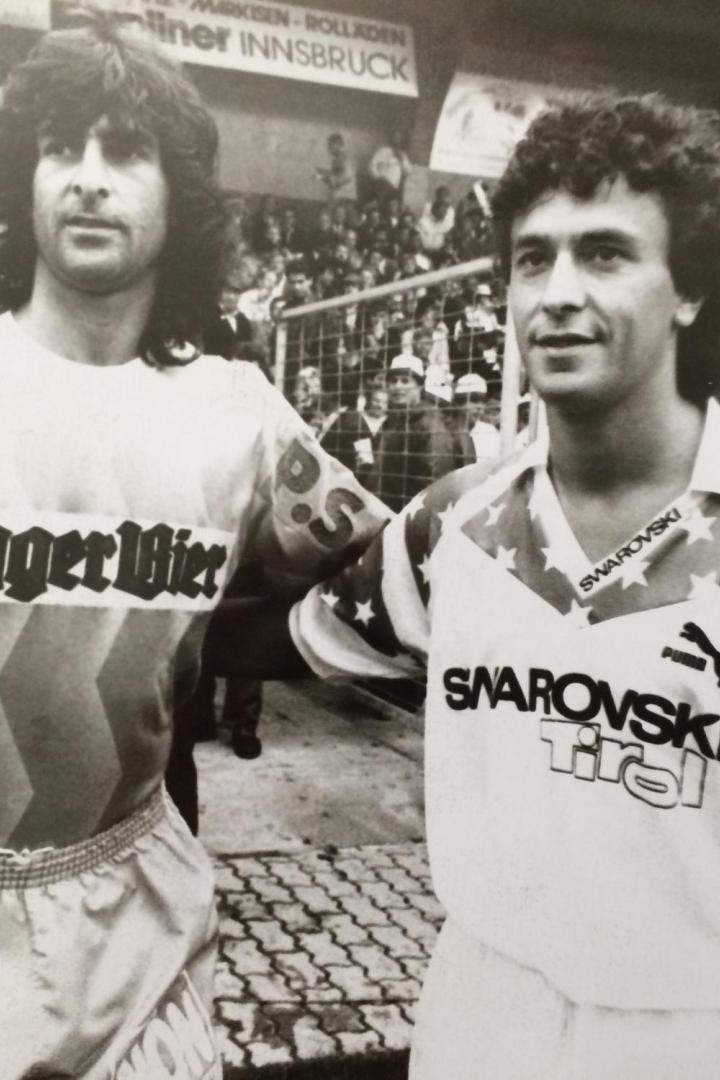 Mario Kempes (li.) im Trikot von St.Pölten mit Pipo Gorosito, dem legendären Spielmacher des FC Tirol
