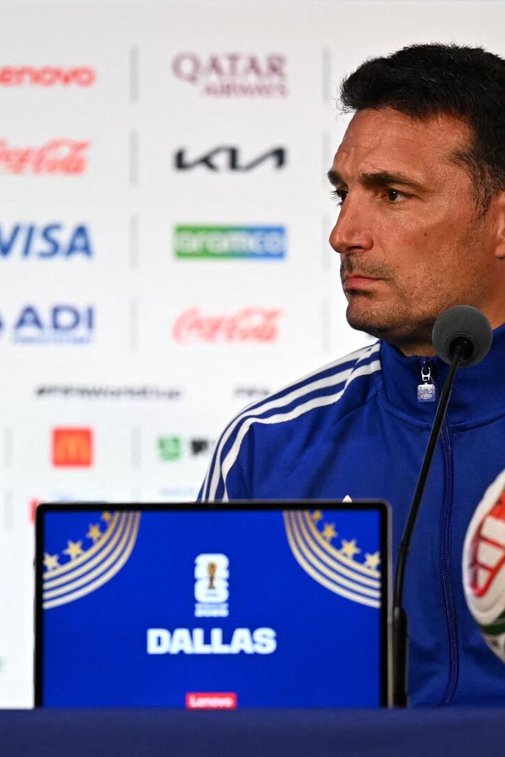 Scaloni bei der Pressekonferenz