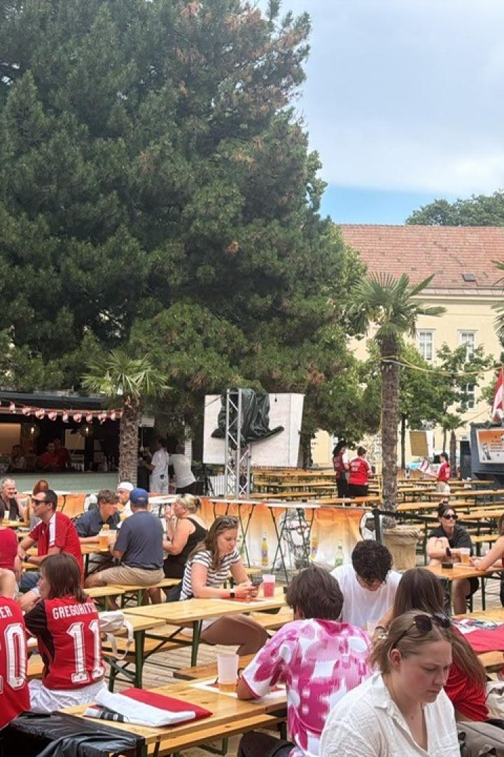 Österreichfans sitzen bereits am Vormittag im Salettl. 