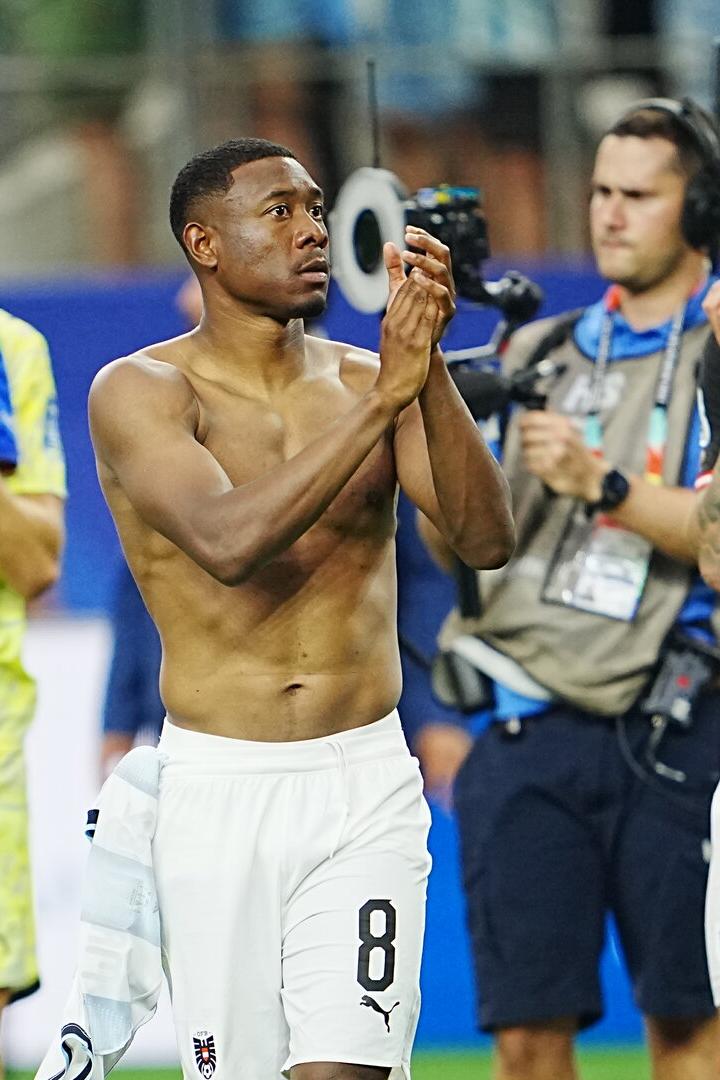 David Alaba und Kollegen applaudieren nach dem Spiel.