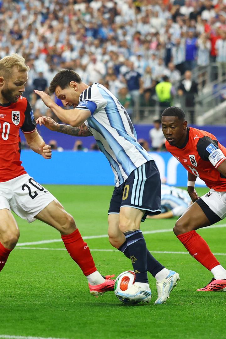 Laimer (l.) gegen Messi 