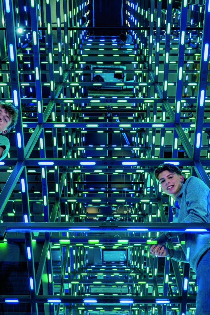 Besucher stehen in der begehbaren LED-Konstruktion „Grid“ der modernisierten voestalpine Stahlwelt in Linz.