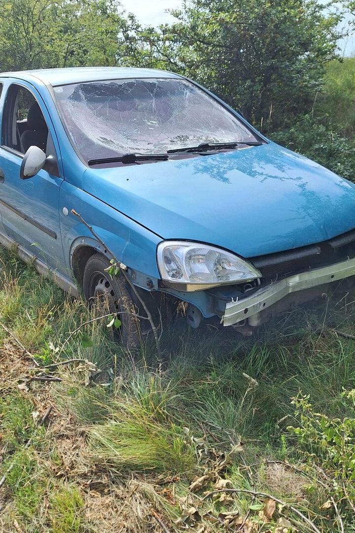 Blaues Auto in der Natur.