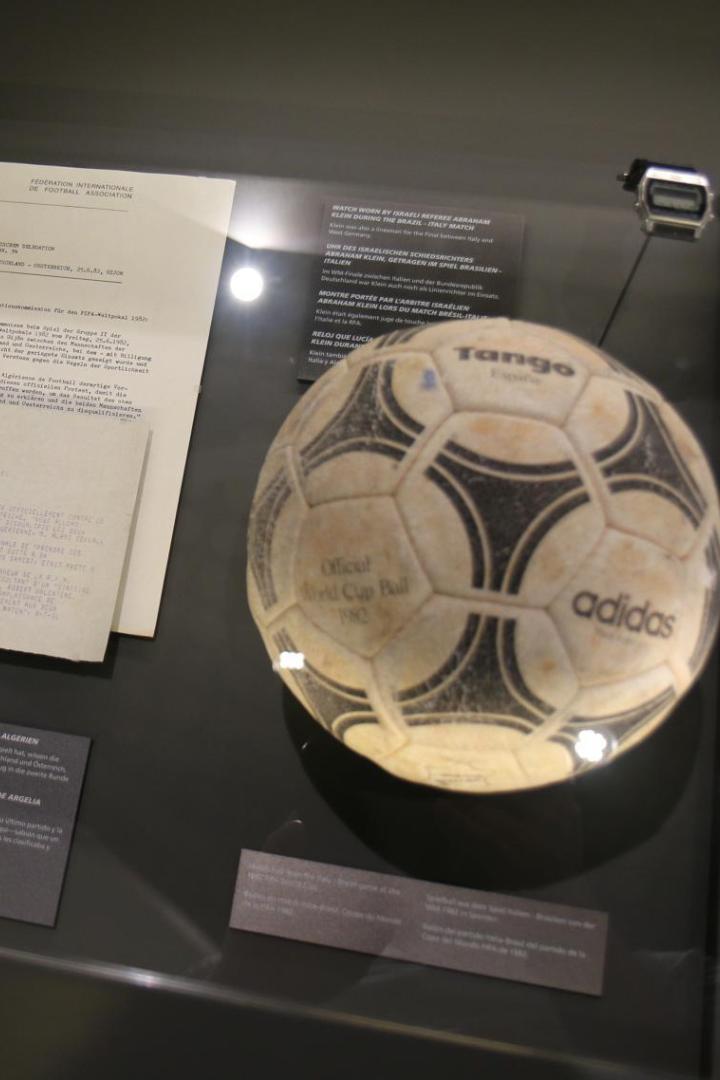 Zeigt WM-Ball-Tango und algerische Protestnote.