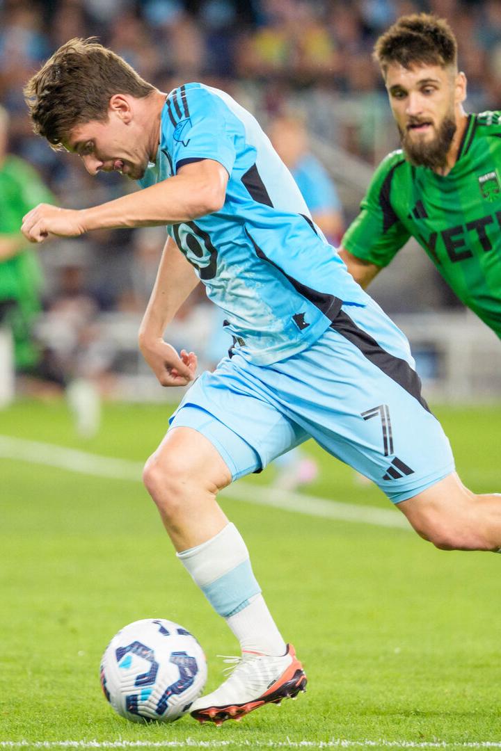 Dominik Fitz bei Minnesota am Ball.