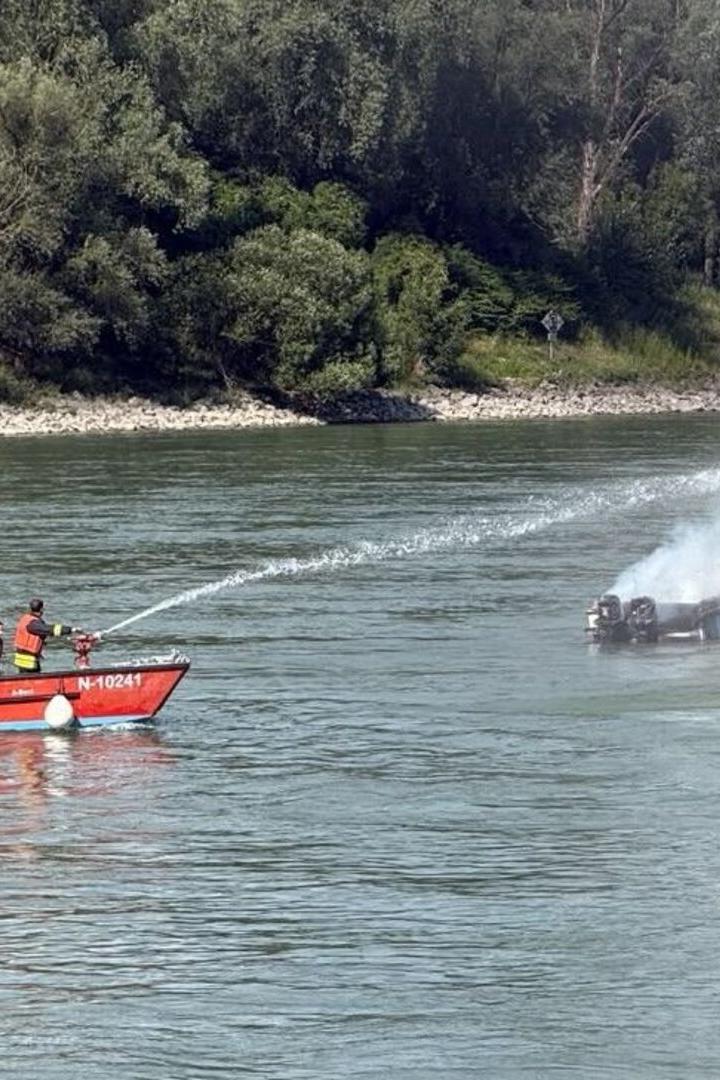 Feuerwehr löschte Brand vom Boot aus 