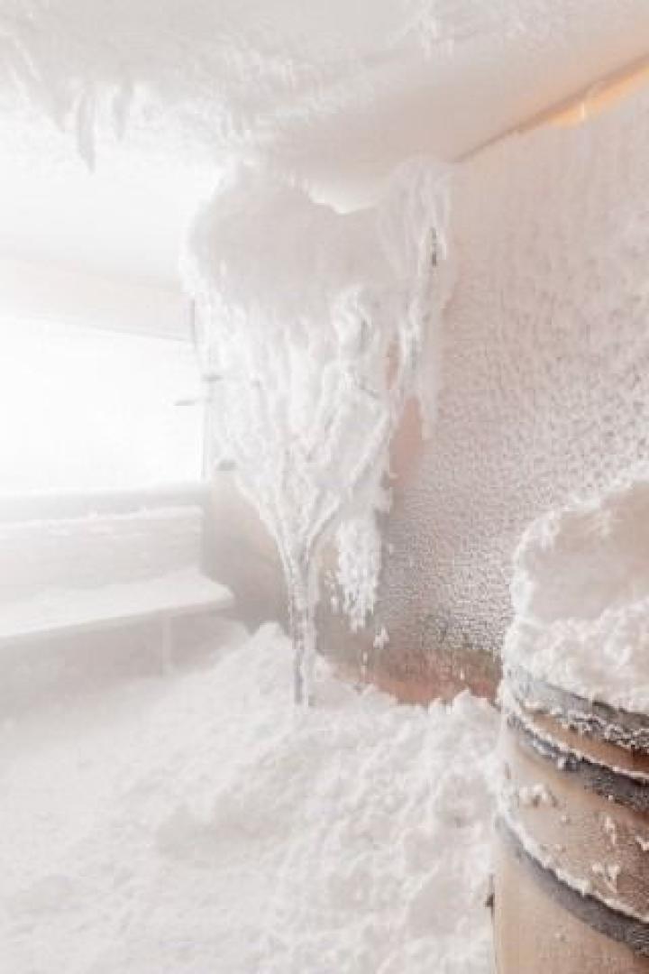 Schneebedeckte Sauna