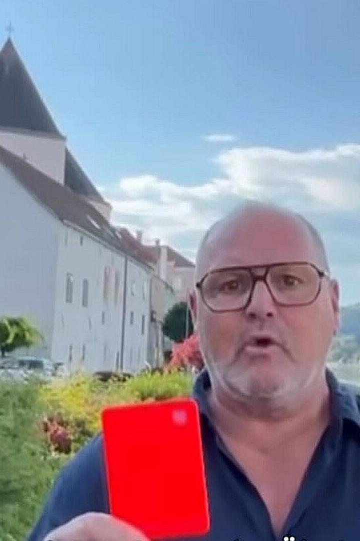Alois Schroll mit Roter Karte 