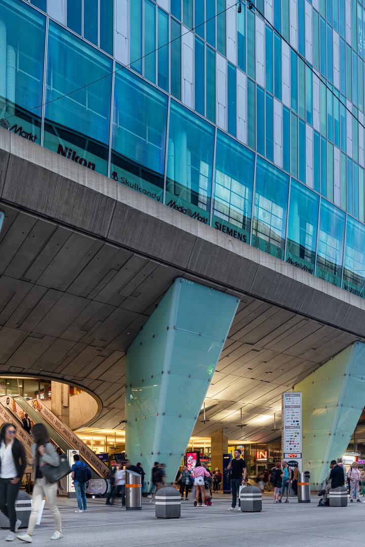 Belebter Platz vor dem Einkaufszentrum Wien Mitte