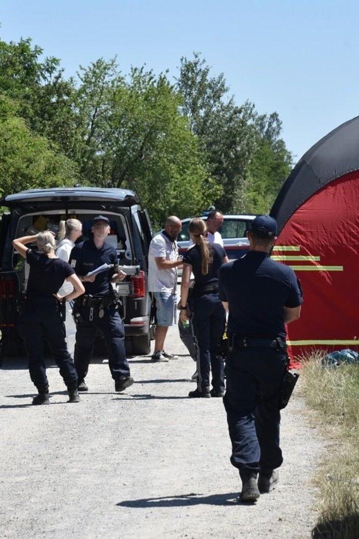 Polizei und Tatort-Spezialisten des LKA NÖ am Fundort der drei Leichen in Gerasdorf.