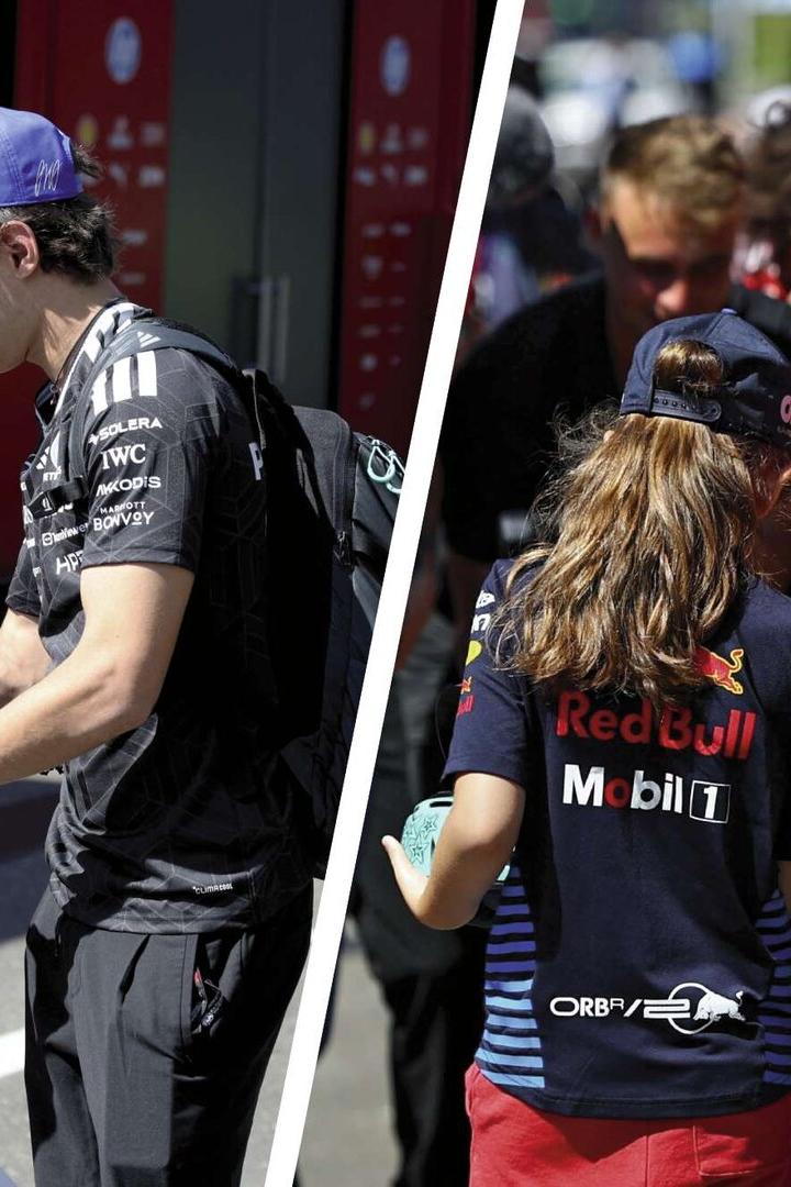 Kimi Antonelli und Lewis Hamilton geben im Fahrerlager Autogramme