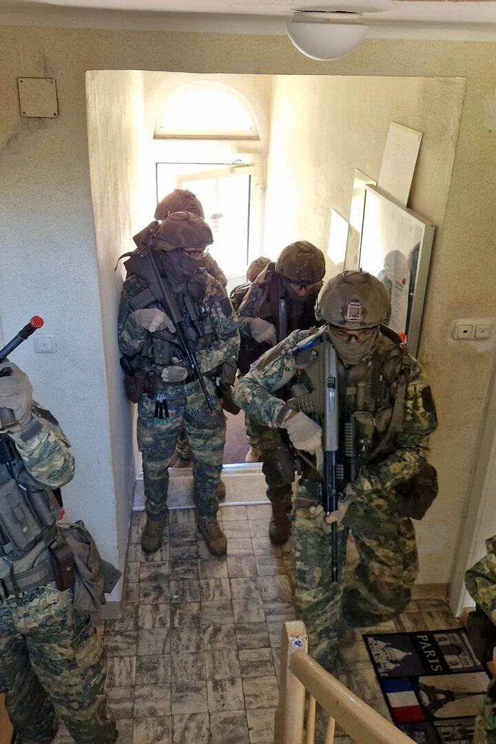 Jägereinheit des Heeres in einem Wohnhaus