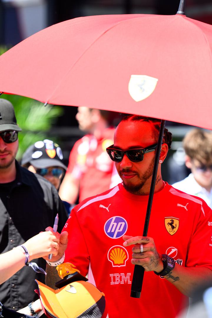 Lewis Hamilton gibt im Fahrerlager in Spielberg Autogramme.