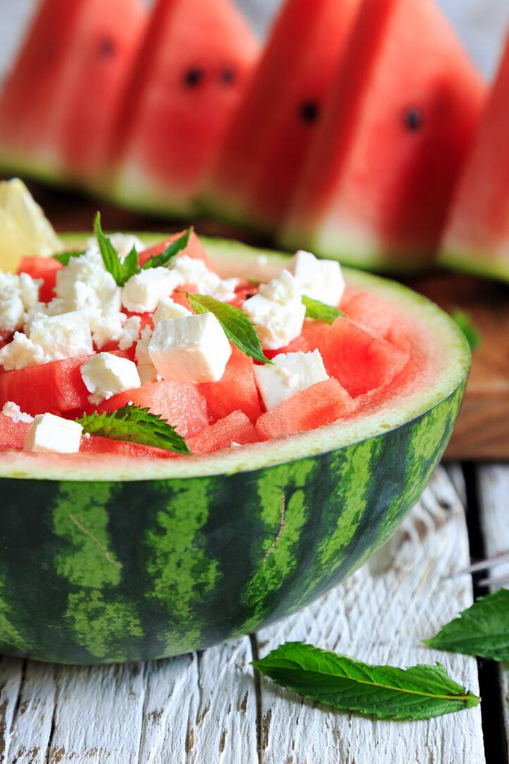 Wassermelone mit Feta und Minze hat sich als Sommerklassiker etabliert.