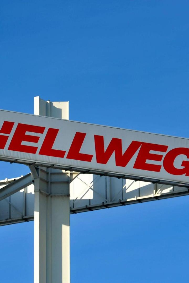 Hellweg-Werbeschild vor blauem Himmel.