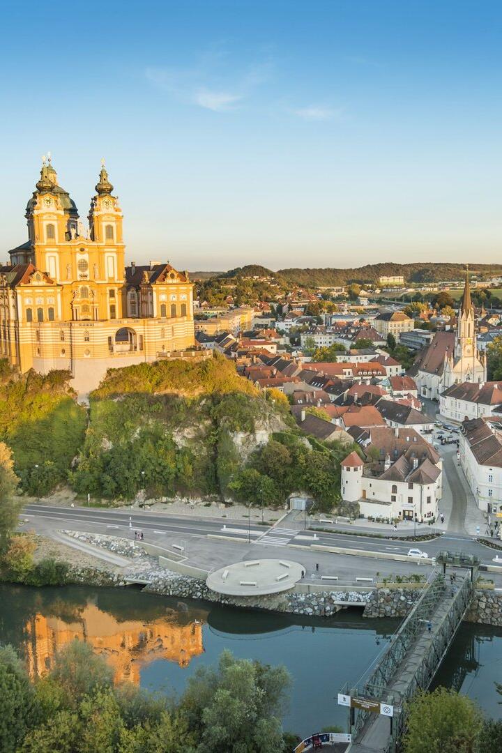 Luftaufnahme von Melk mit Stift und Altstadt.