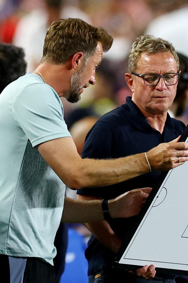 Lars Kornetka (l.) mit Teamchef Rangnick bei der Arbeit
