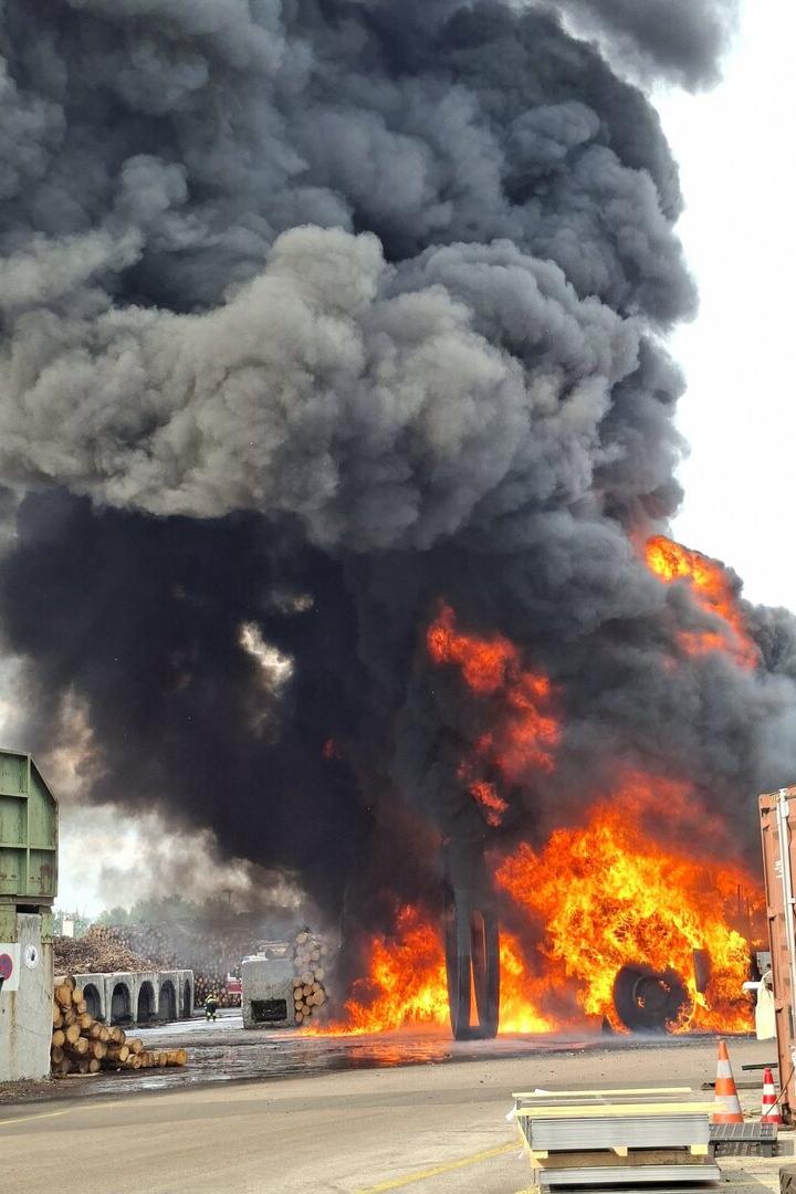 Mächtiger Brand in Sägewerk