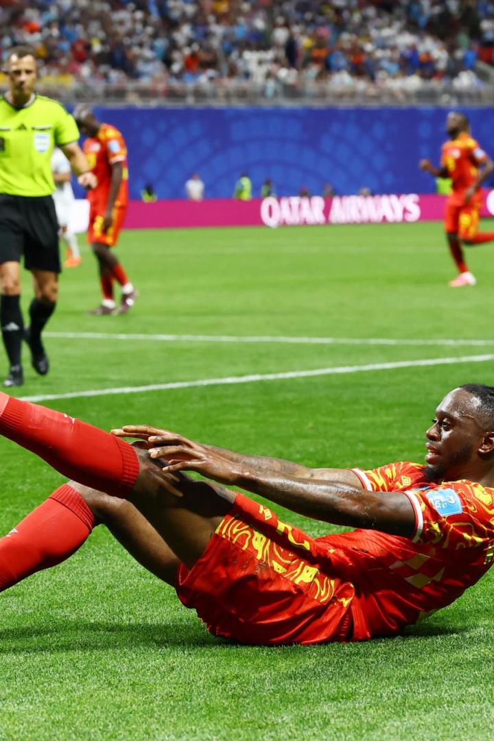 Der kongolesische Rechtsverteidiger Aaron Wan Bissacka liegt im Spiel gegen Usbekistan am Boden und richtet sich die Stutzen.