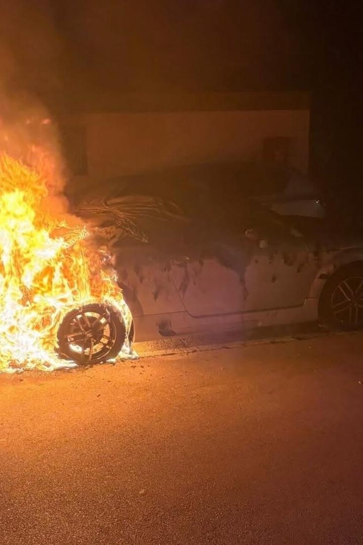 Ein brennendes Auto