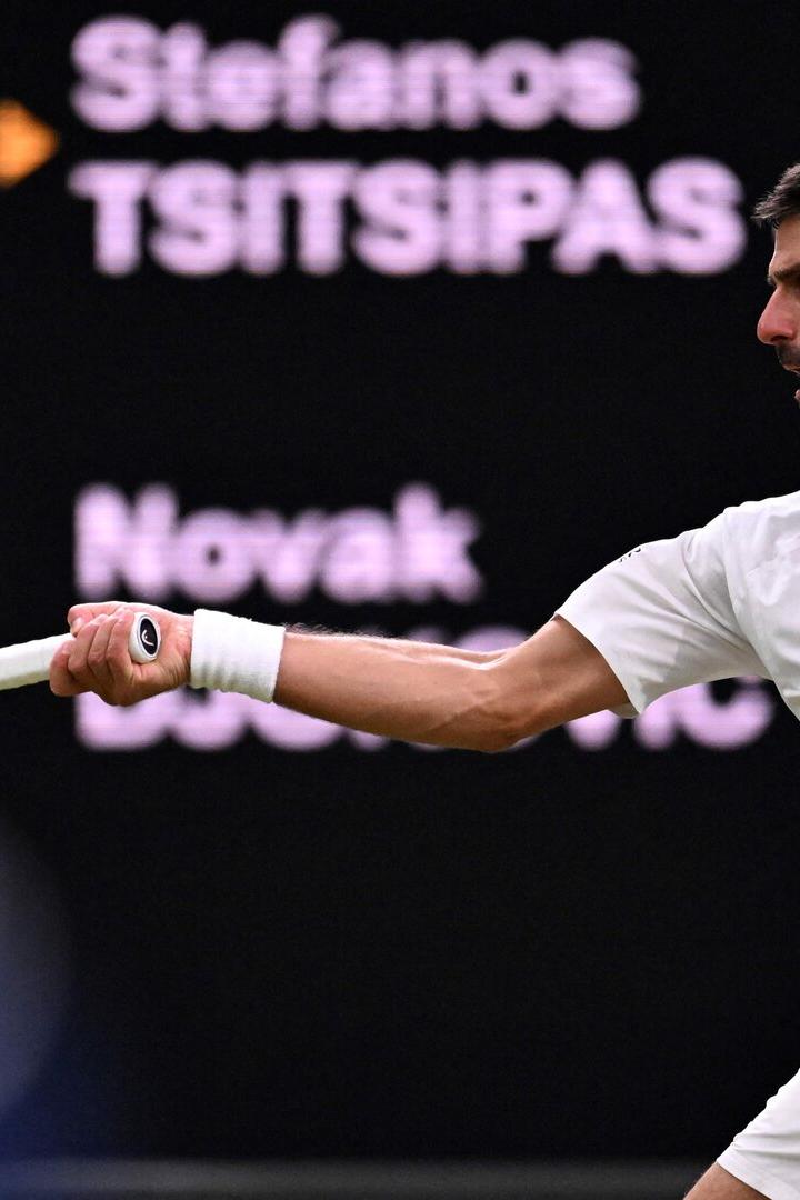 Novak Djokovic schlägt den Ball