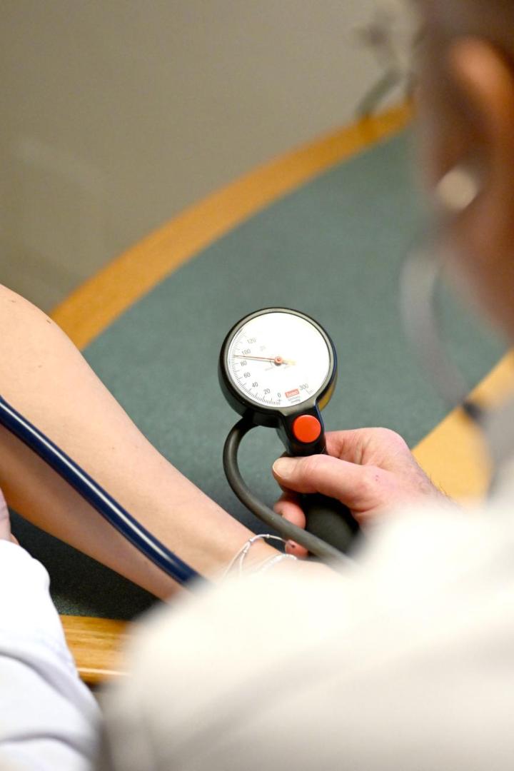 ++ THEMENBILD ++ ARZT / ÄRZTE / KRANKHEIT / GESUNDHEIT / UNTERSUCHUNG / ÜBERWEISUNG / DIAGNOSE / BEHANDLUNG / PATIENT / ÖGK