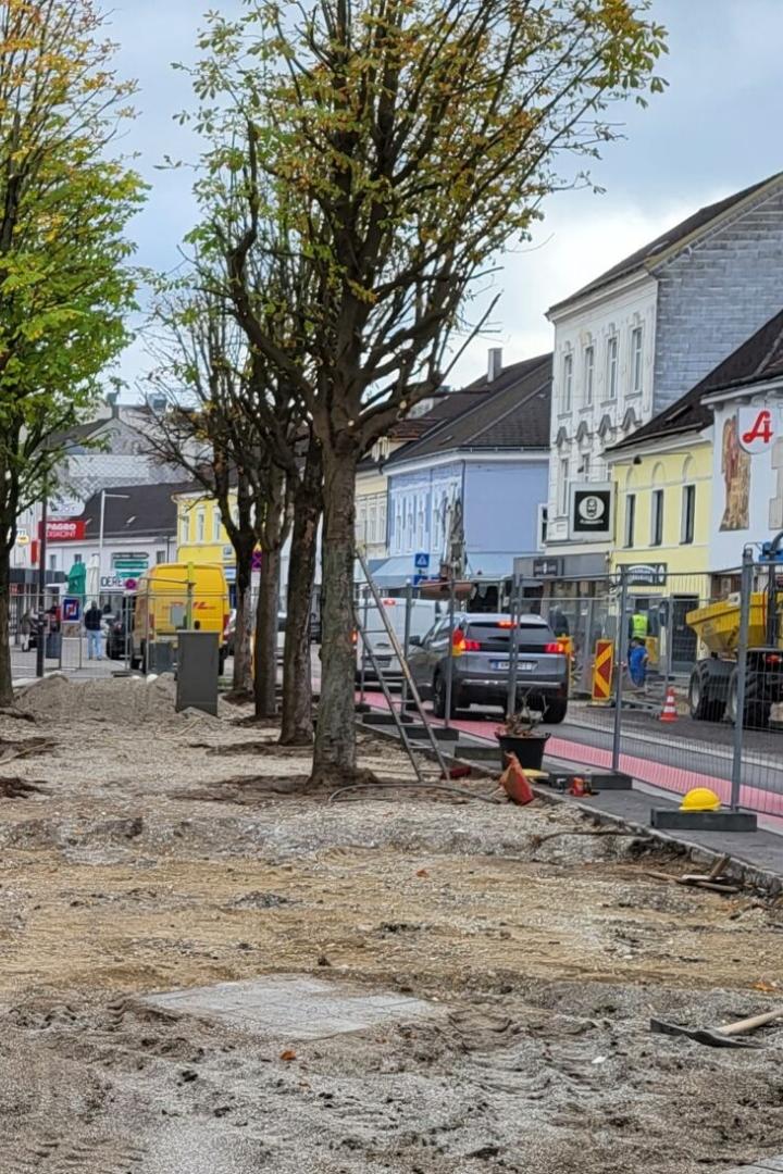 In Amstetten wurde der Hauptplatz nach dem Schwammstadtprinzip gestaltet. 