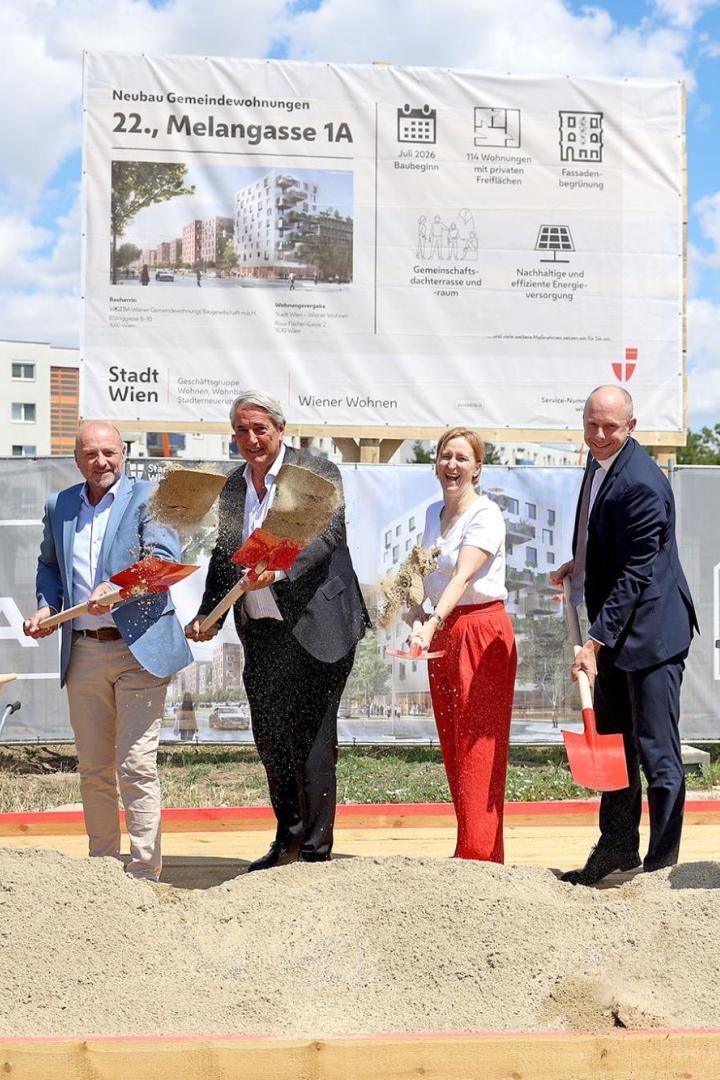 Elke Hanel-Torsch, Ernst Nevrivy und weitere Beteiligte werfen beim Spatenstich für den neuen Gemeindebau in der Melangasse 1A Erde in die Luft.