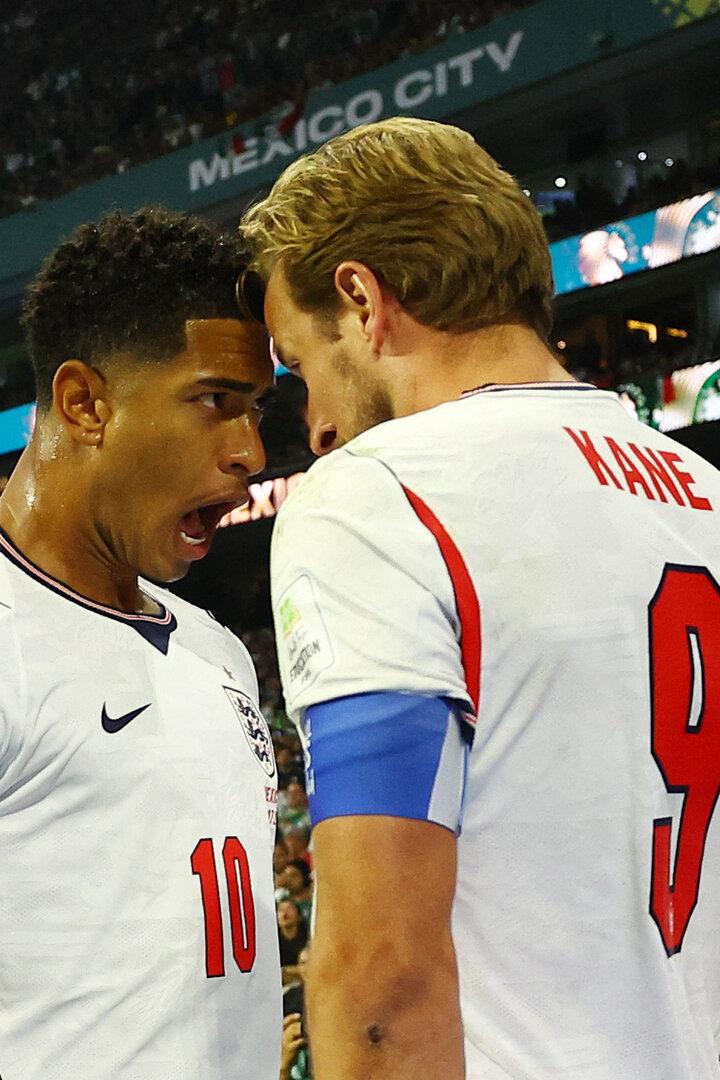 Jude Bellingham jubelt im Aztekenstadion mit Harry Kane