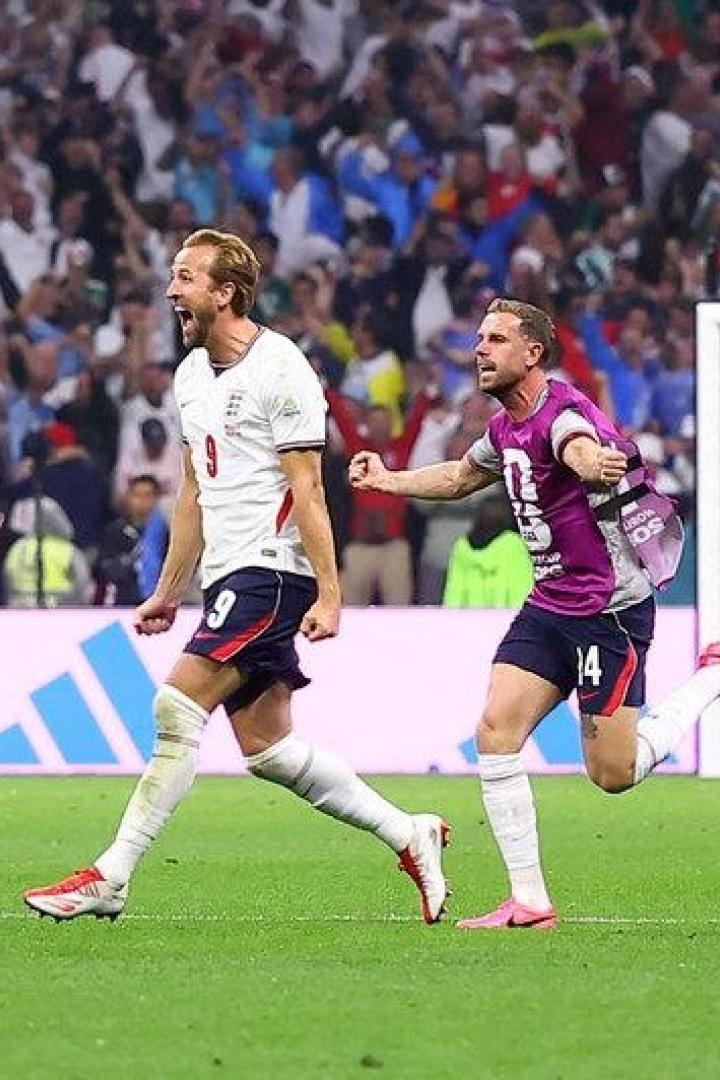 Jordan Henderson (re.) jubelt nach dem Spiel mit Harry Kane