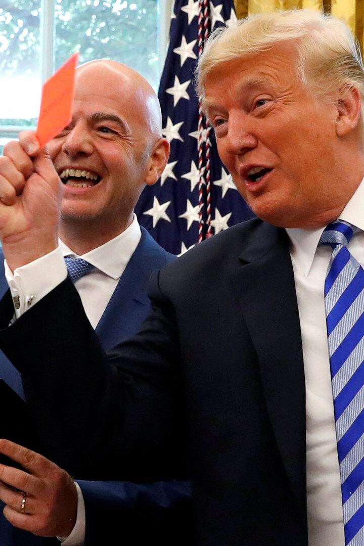 Donald Trump mit einer Roten Karte in der Hand und Gianni Infantino