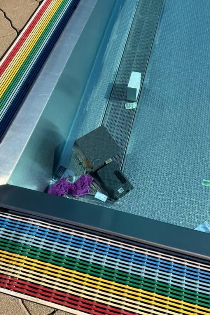 Geldkassette im Schwimmbecken