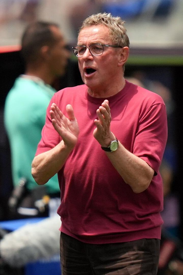 Ralf Rangnick applaudiert