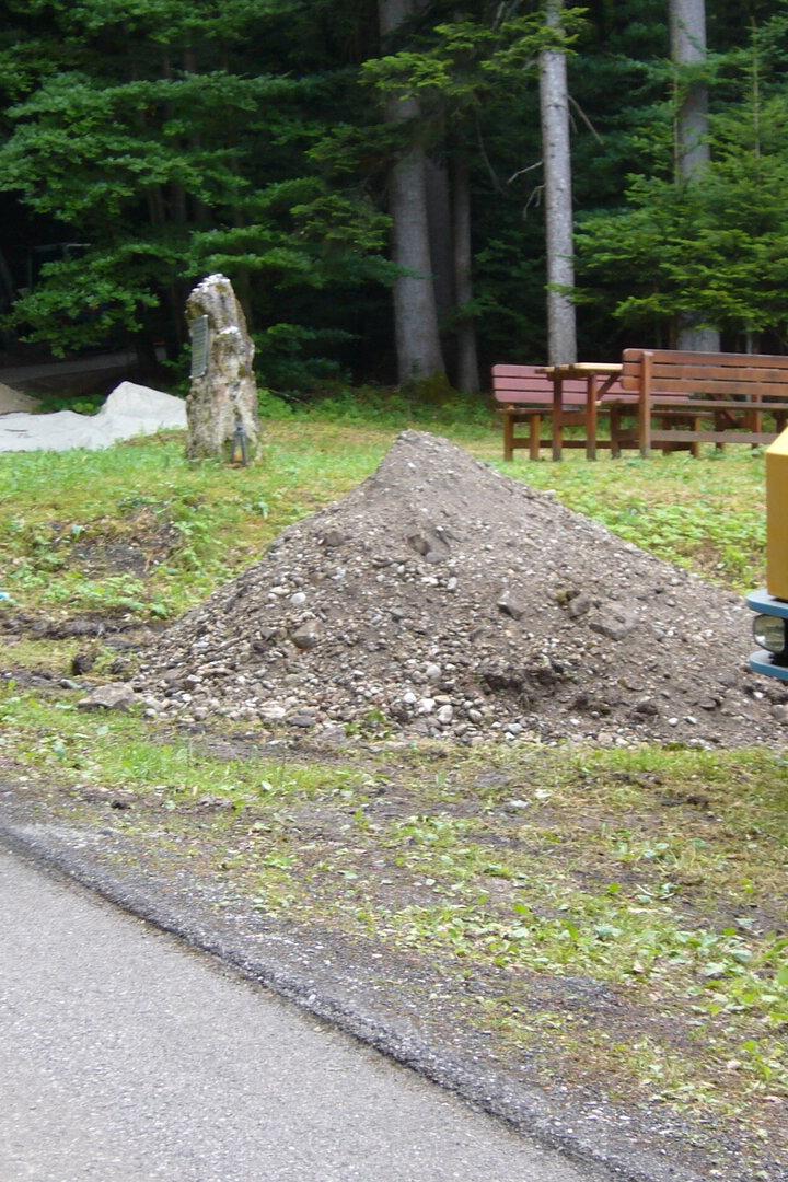 Glasfaser-Baustelle am Rande der Gedenkstätte.