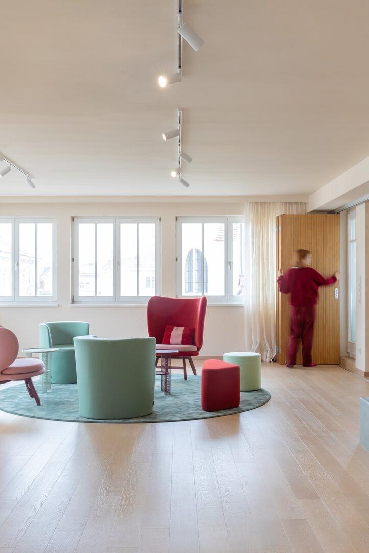 Farbenfrohes Mobiliar in einer Wohnung in rosa, Rot und Türkis. 