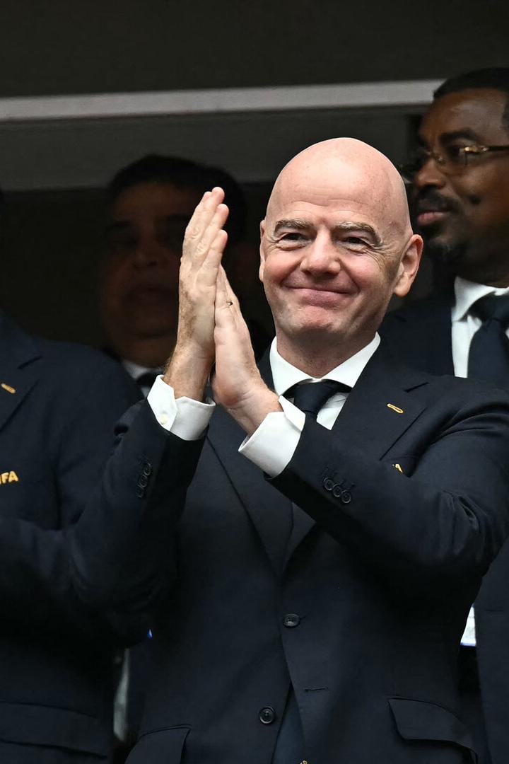 FIFA-Präsident Gianni Infantino in schwarzem Anzug applaudiert