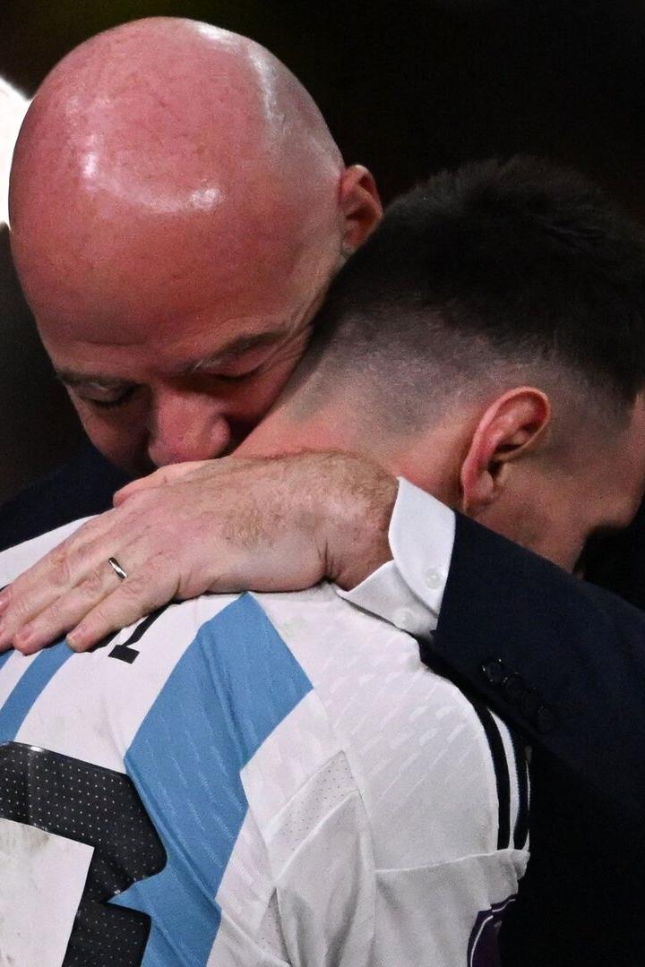 Infantino und Messi bei der Pokalvergabe 2022
