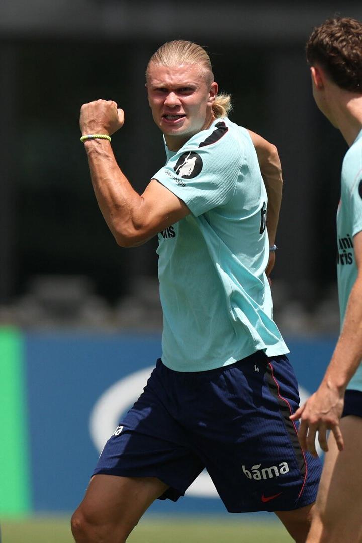 Erling Haaland ballt beim Training der Norweger die Faust
