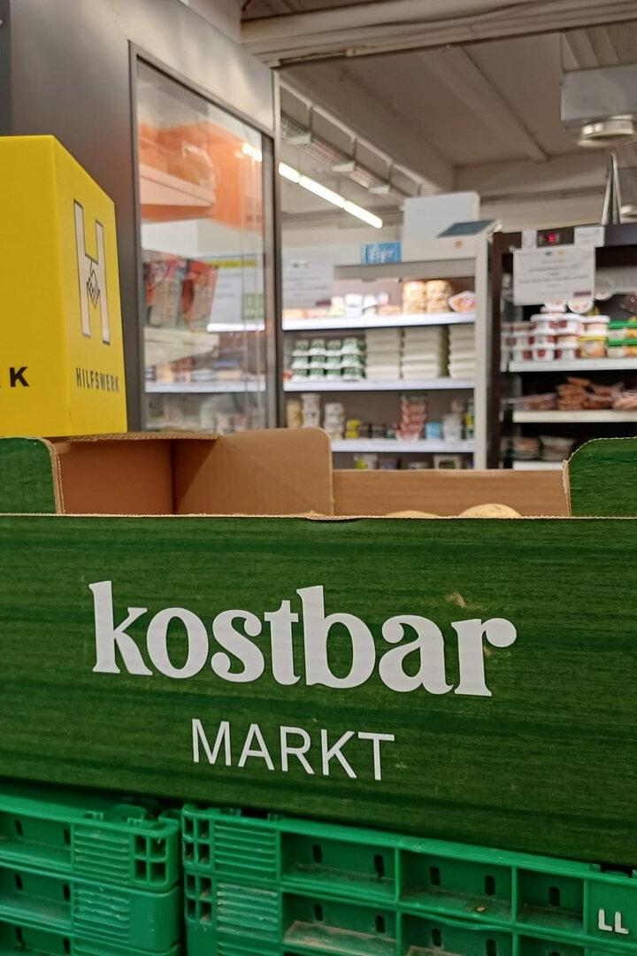 Eine Kiste des Kostbar Markts im SOMA-Markt des Hilfswerk.