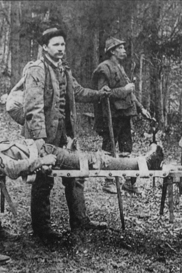 Szenen einer Bergung im Jahr 1903: Durch das Gewicht der Stangentrage wurde der Transport zu einer enormen Strapaze.