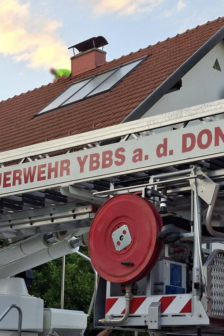 Die Feuerwehr befreite den Mann mit dem Hubsteiger aus seiner misslichen Lage.
