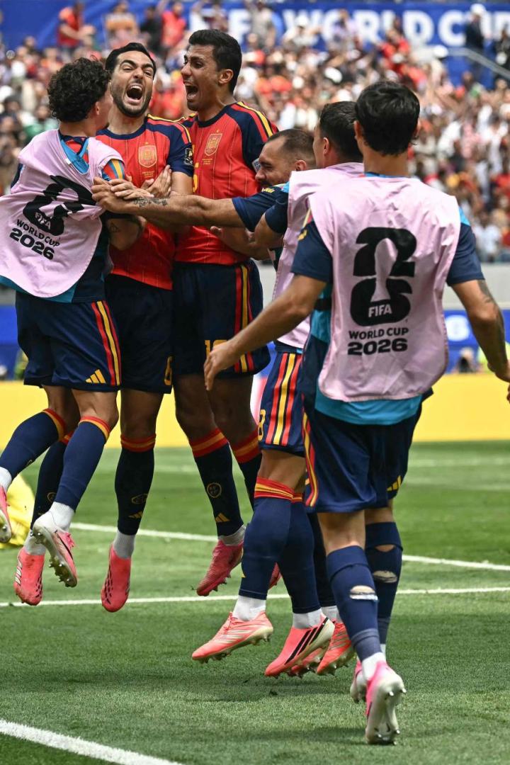 Spanische Spieler jubeln gemeinsam im Stadion beim Spiel gegen Belgien