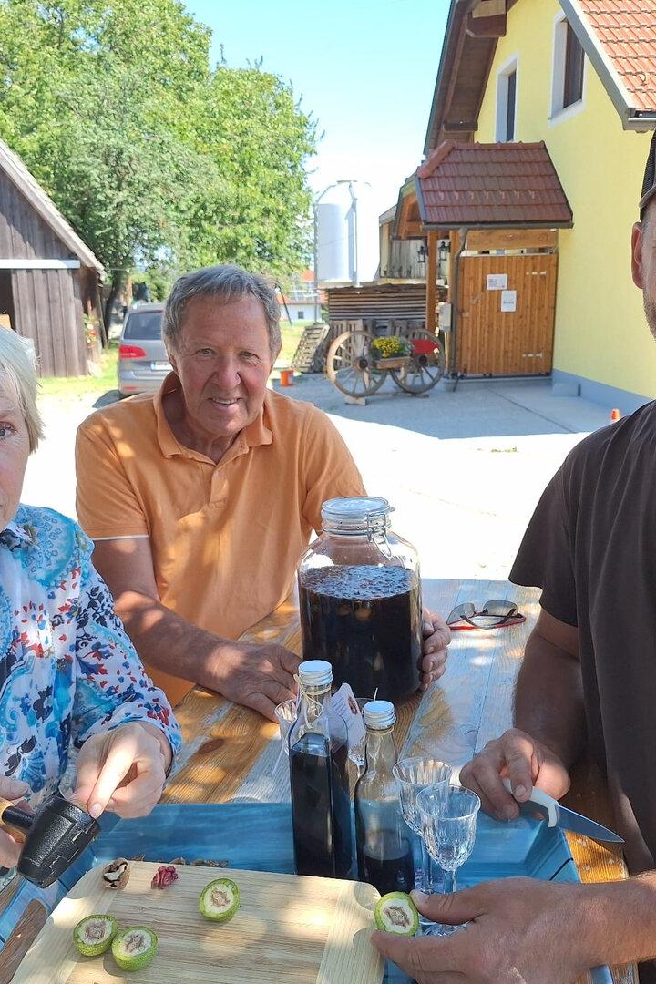 Nusslikör-Produktion: Thomas Neudhart (r.), Gerlinde Stöger (l.) und Peter Zlamal